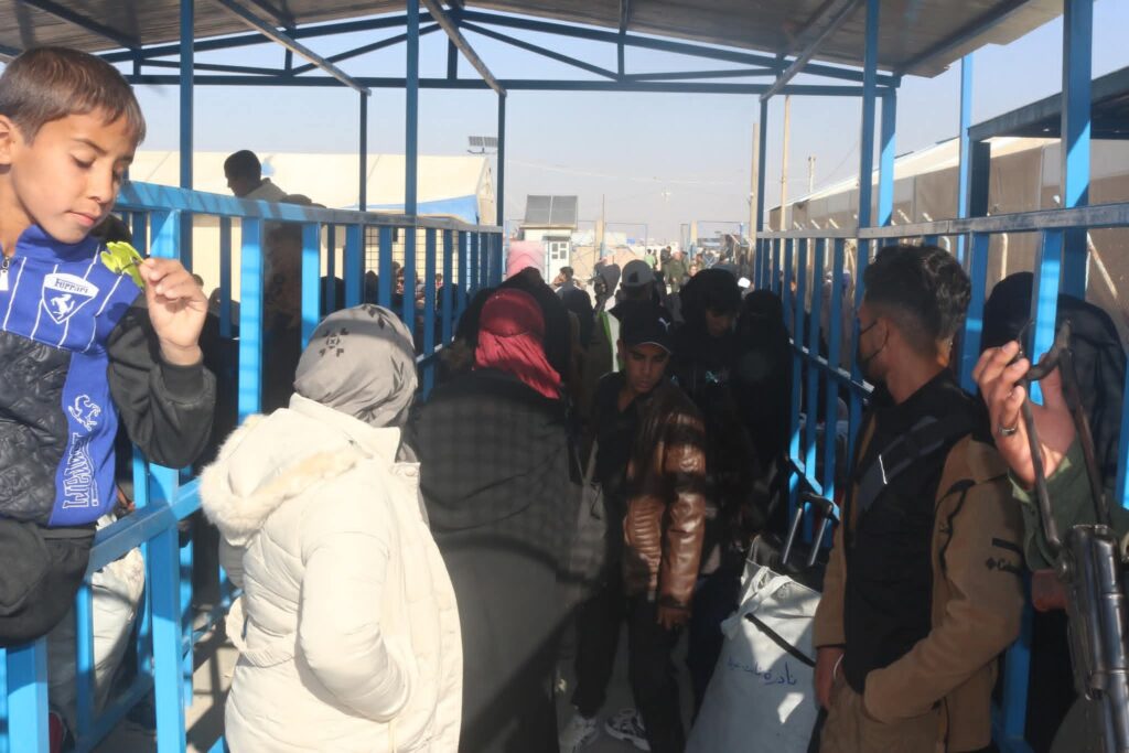 دفــعة جديدة تغـ.ـادر الهول… 858 عراقـ.ـياً يعودون إلى بلادهم بتنسـ.ـيق ...